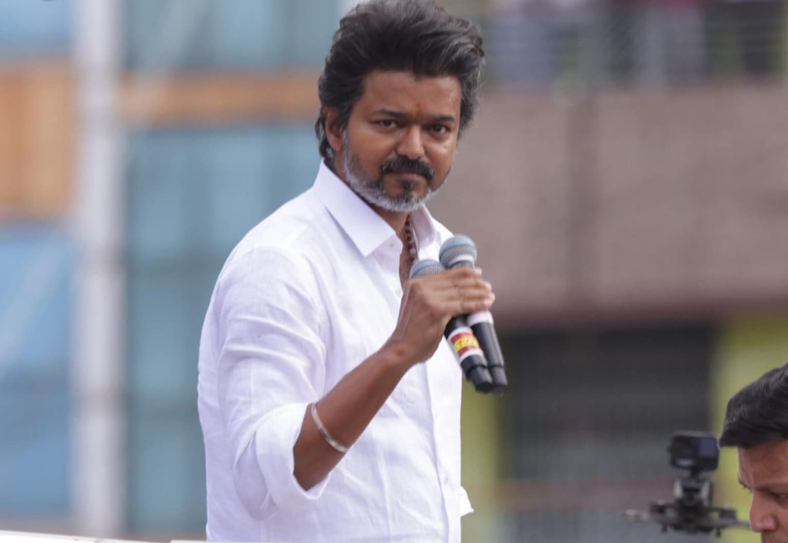 టీవీకే అధినేత విజయ్ సభలో తొక్కిసలాట – 31 మంది మృతి