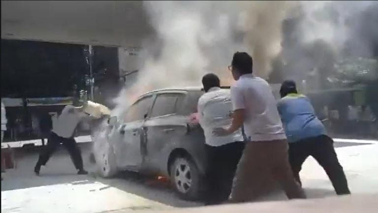 హైదరాబాద్‌లో ఫ్యూయల్ స్టేషన్‌లో కారుకు ఇంధనం నింపుతున్న సమయంలో మంటలు అంటుకున్నాయి — ఎటువంటి గాయాలు నమోదుకాలేదు.