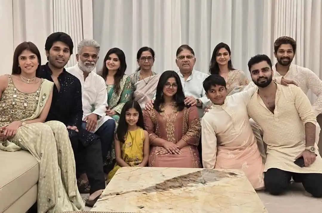 అల్లు కుటుంబం దీపావళి ఫొటో ఎంగేజ్‌మెంట్ రివీల్ చేసిందా? స్నేహా షేర్ చేసిన ఈ లుక్ చూశారా?