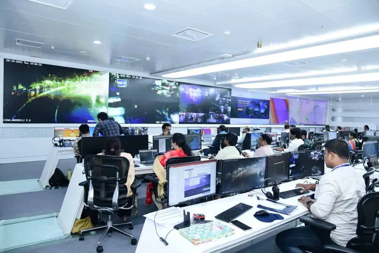 సైక్లోన్ మొంథా పై 24 గంటలూ పర్యవేక్షణలో సీఎం చంద్రబాబు – తుఫాను నియంత్రణలో టీమ్ సజావుగా పని