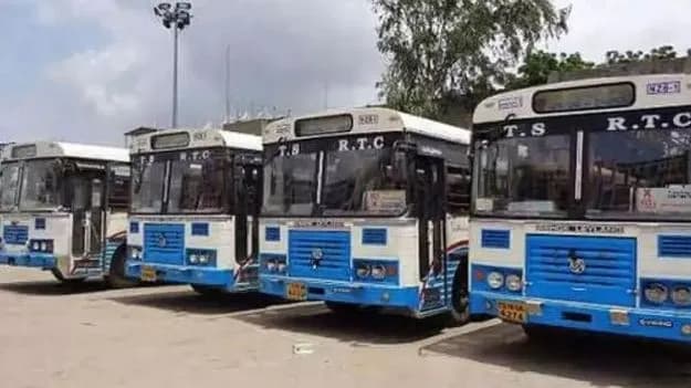 డివైడర్‌పై దూసుకెళ్లిన ఆర్టీసీ బస్సు – తృటిలో తప్పిన ప్రమాదం!