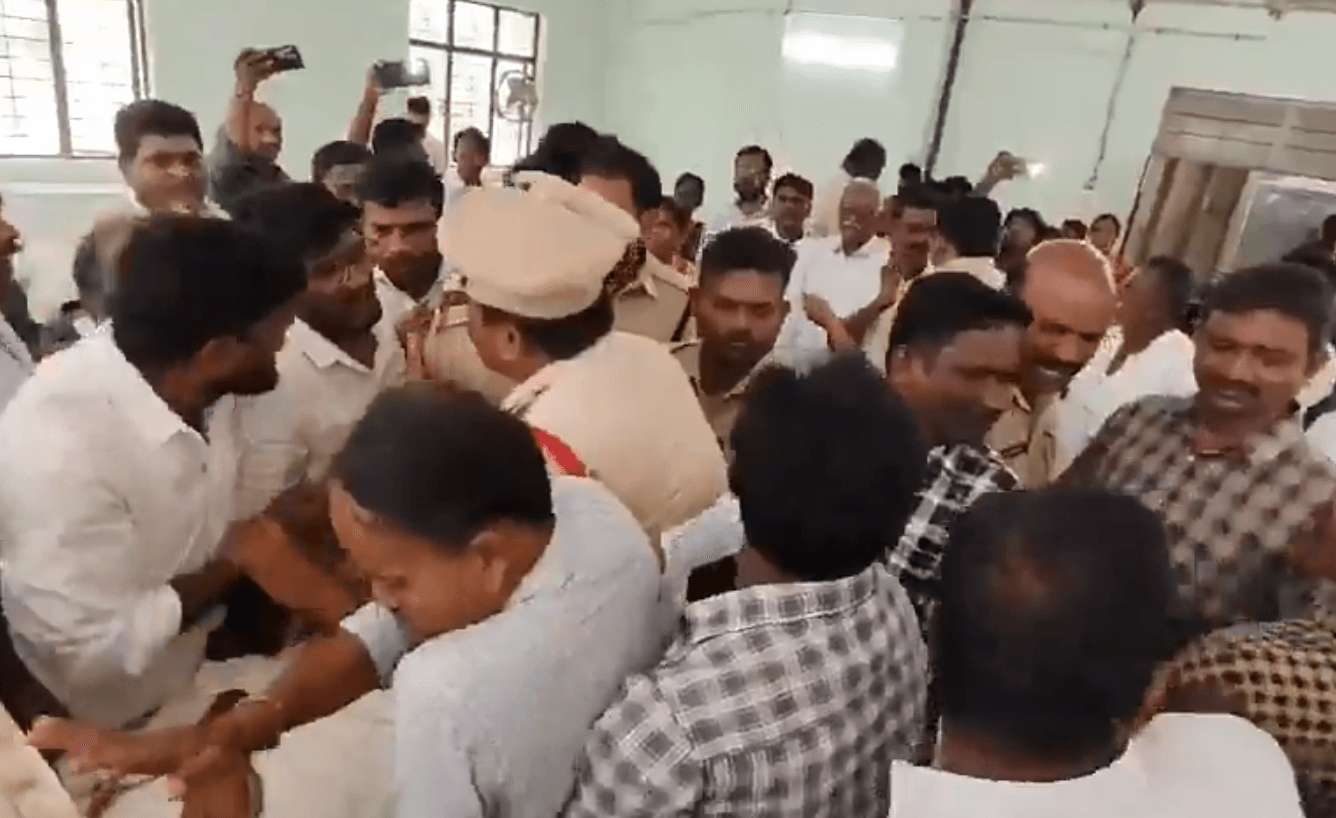 కడప శ్రీ చైతన్య స్కూల్ హాస్టల్‌లో విద్యార్థిని ఆత్మహత్య ... తల్లిదండ్రుల ఆగ్రహం