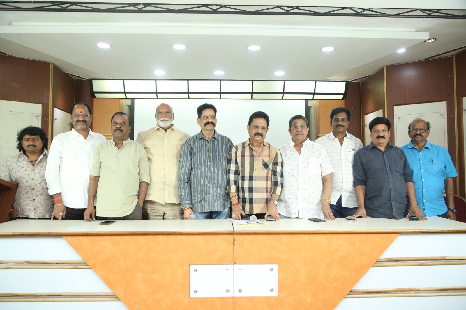 ఐబొమ్మ పైరసీ కేసులో తెలుగు సినీ పరిశ్రమ ప్రభుత్వానికి ఎలా ధన్యవాదాలు తెలిపింది ?