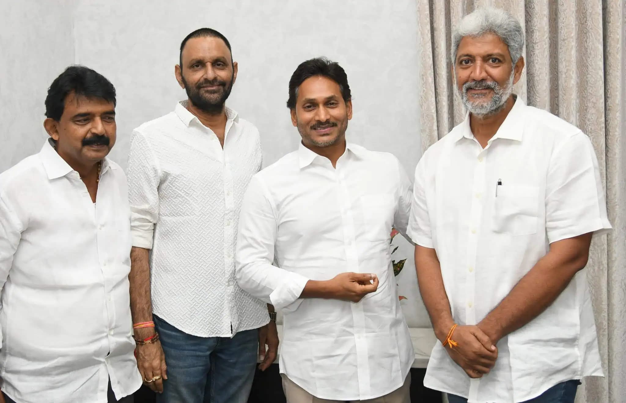 జగన్ కీలక వైఎస్ఆర్‌సీపీ నాయకులను ఎందుకు అకస్మాత్తుగా కలుసుకున్నారు ?
