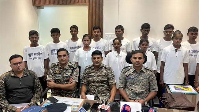 ఛత్తీస్‌ఘఢ్‌ లో మావోయిస్టుల లొంగుబాటు