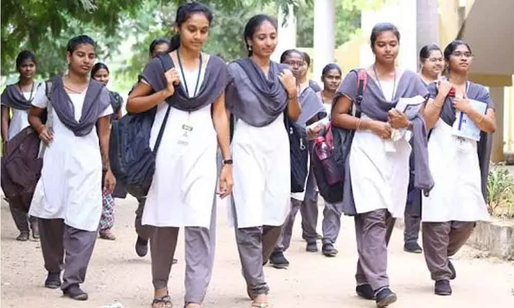 పేదల ఉన్నత విద్య కు నిధుల కొరత.... ఫీజు రీయింబర్స్‌మెంట్‌ పథకం పై ప్రశ్నలు