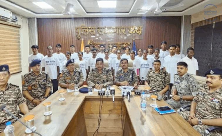 ఛత్తీస్‌గఢ్‌లో 38 మావోయిస్టుల లొంగుబాటు