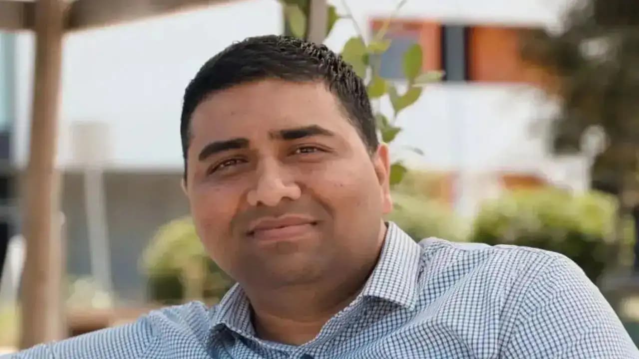 యాపిల్ ఏ ఐ హెడ్ గా ఇండియన్