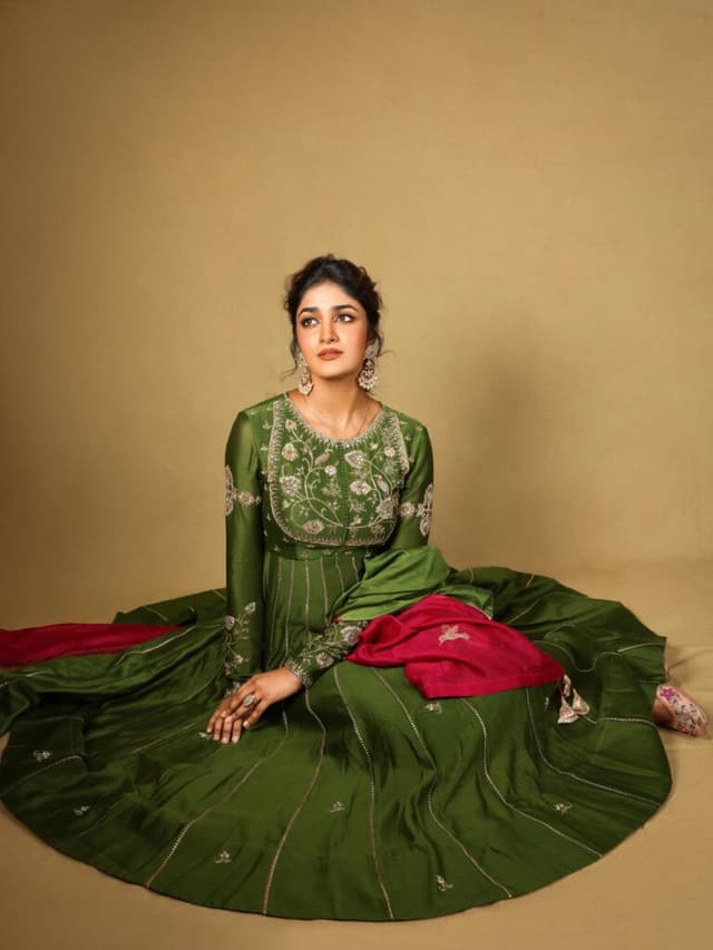 సంప్రదాయ లుక్‌లో డింపుల్ హయాతి ప్రత్యేక ఆకర్షణ