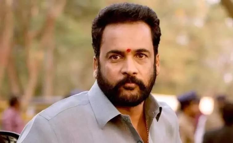 మహిళా కమిషన్ ముందు హాజరైన సినీ నటుడు శివాజీ...