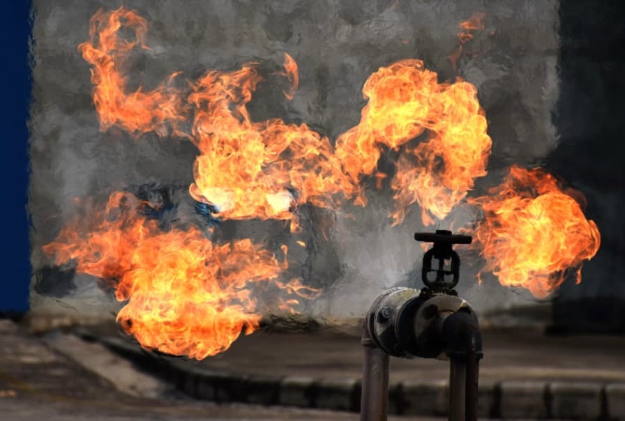 కోనసీమ జిల్లా ఇరుసుమండలో గ్యాస్‌ లీక్‌