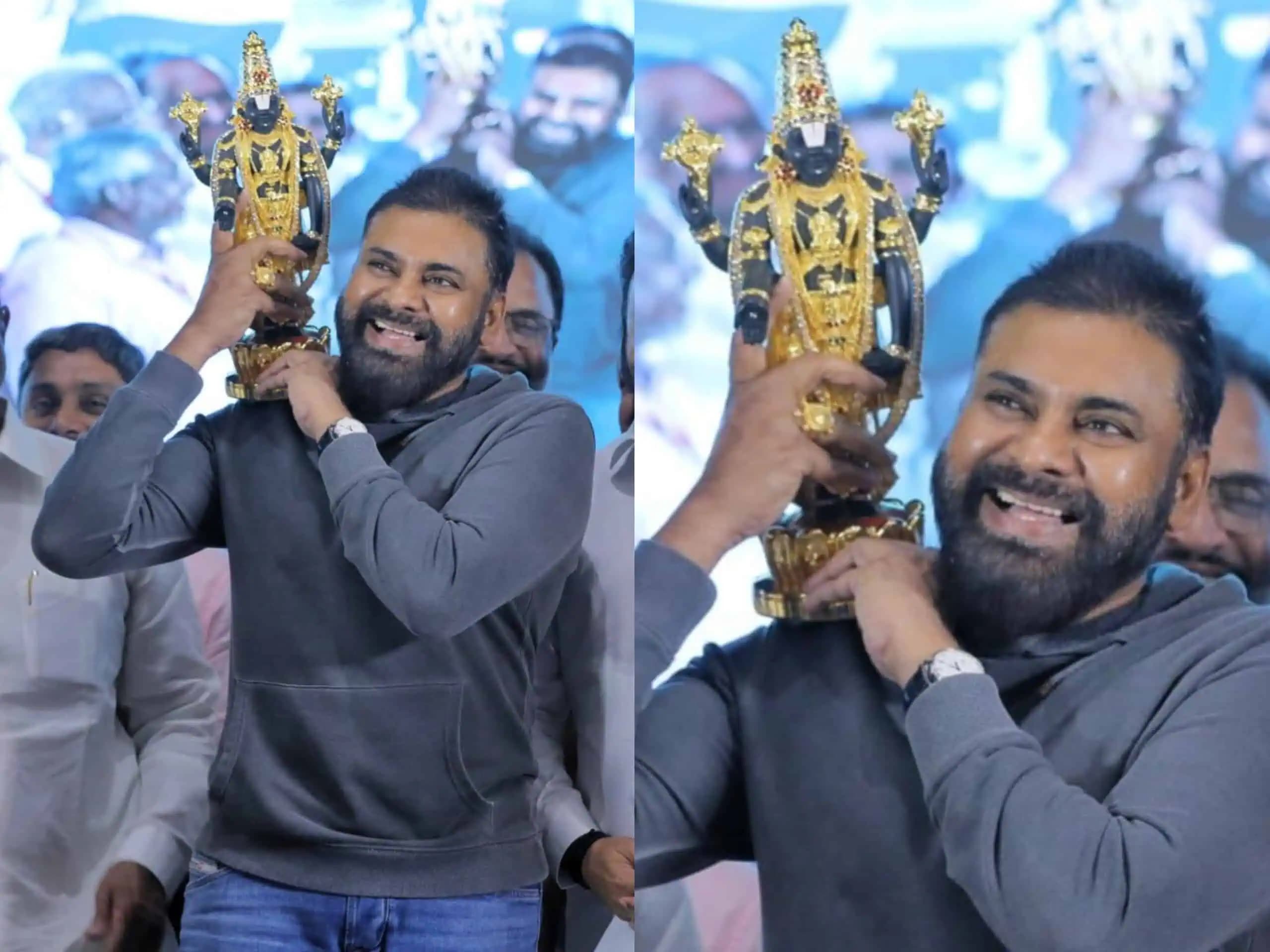 బాలాజీ విగ్రహంతో పవన్ కళ్యాణ్… ఫోటోలు వైరల్