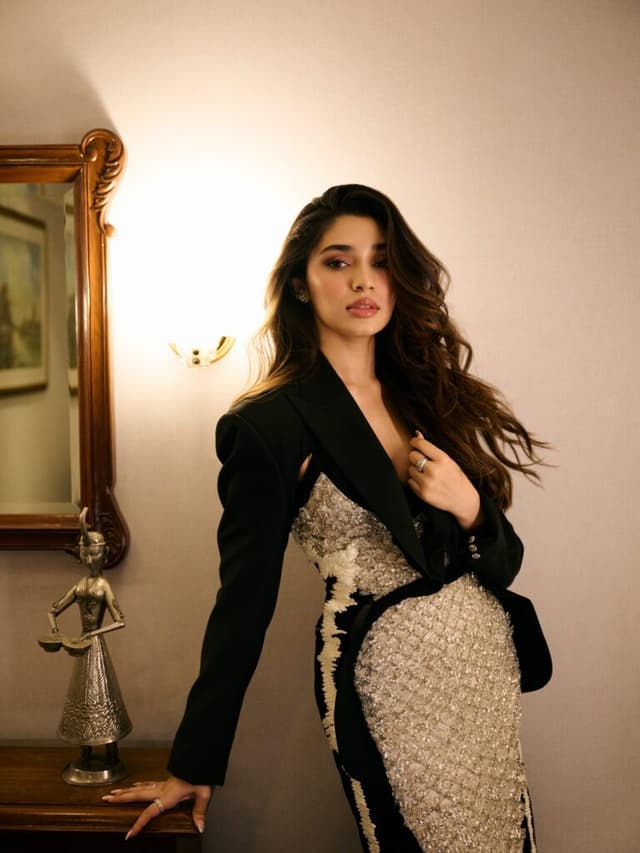 ఎలిగెంట్ పవర్ లుక్‌లో కృతి శెట్టి