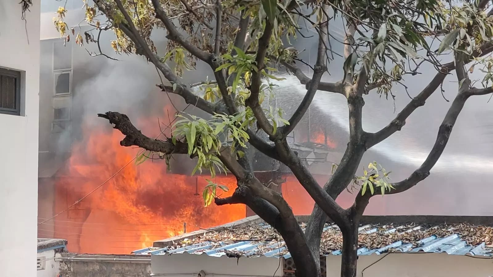 హైదరాబాద్లో ఫర్నిచర్ మాల్ అగ్నిప్రమాదం: 5  మంది మృతి