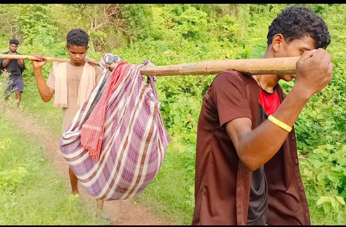 రోడ్డు సౌకర్యం లేక గిరిజన బాలికకు డోలీ సాయం