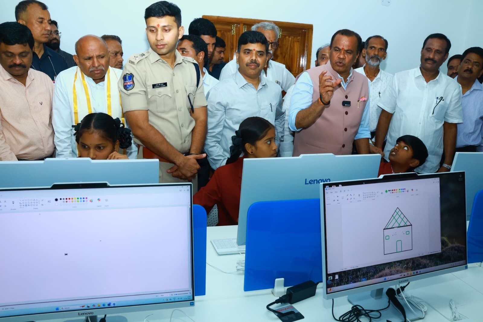 విద్య వ్యాపారమవుతోంది.. కార్పొరేట్ పాఠశాలలపై మంత్రి కోమటిరెడ్డి విమర్శలు