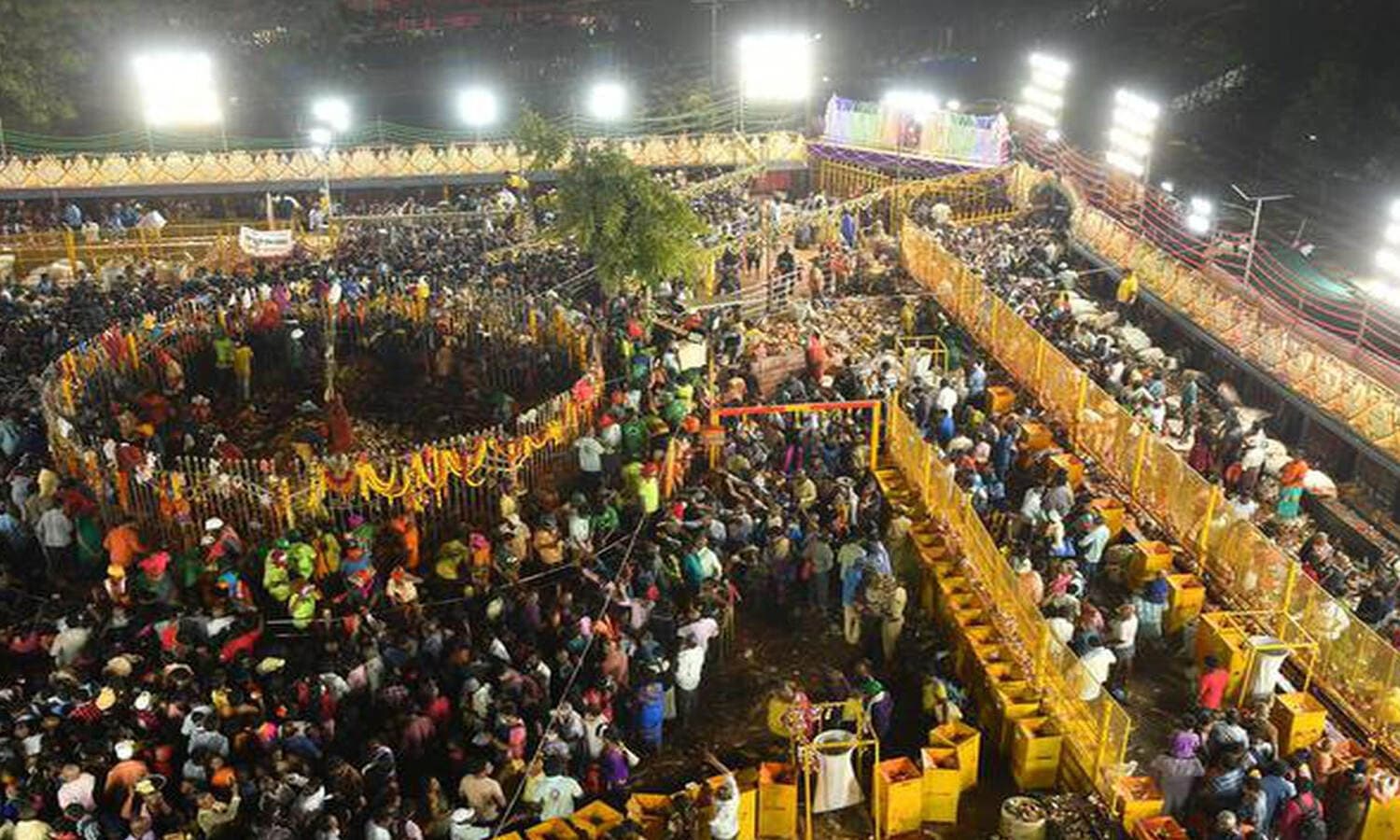 మేడారం లో ప్రారంభమైన మహా జాతర