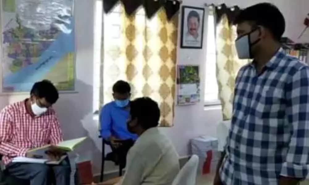 ఏ పి లో ప్రభుత్వ ఉద్యోగుల ఇళ్ల లో ఏసీబీ సోదాలు