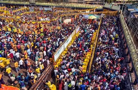 మేడారం జాతరలో భక్తుల రద్దీ,  భారీగా ట్రాఫిక్ జాం