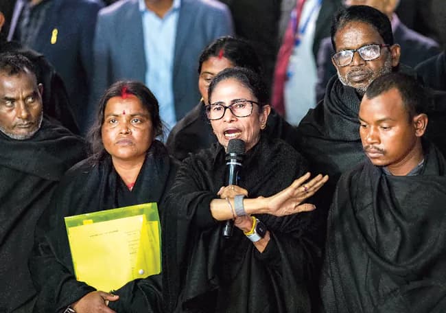 దిల్లీకి చేరిన బెంగాల్ ‘సర్‌’ వివాదం.. ఈసీతో మమతా బెనర్జీ వాకౌట్