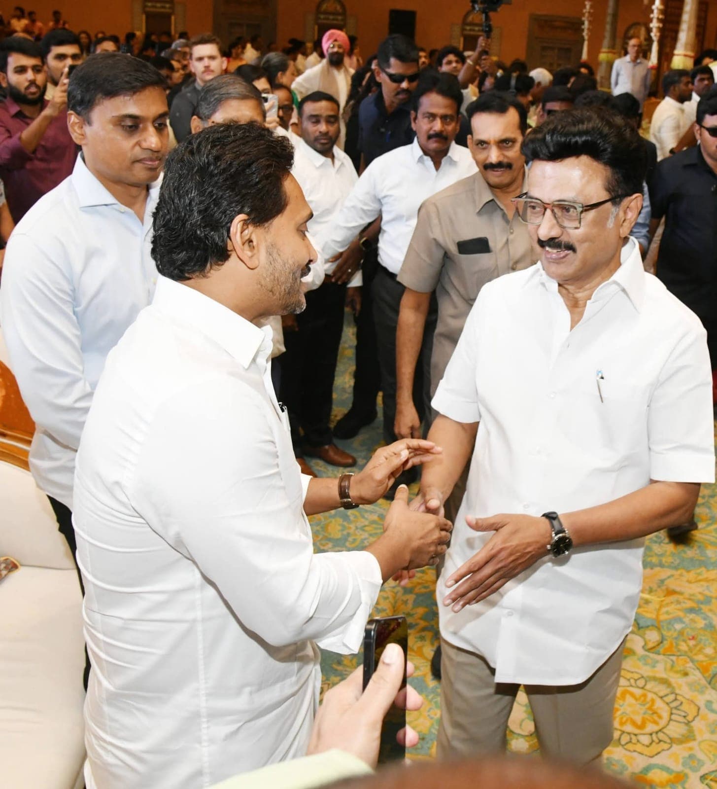 చెన్నైలో వైఎస్ కుటుంబ వివాహ వేడుకలో ప్రముఖుల సందడి