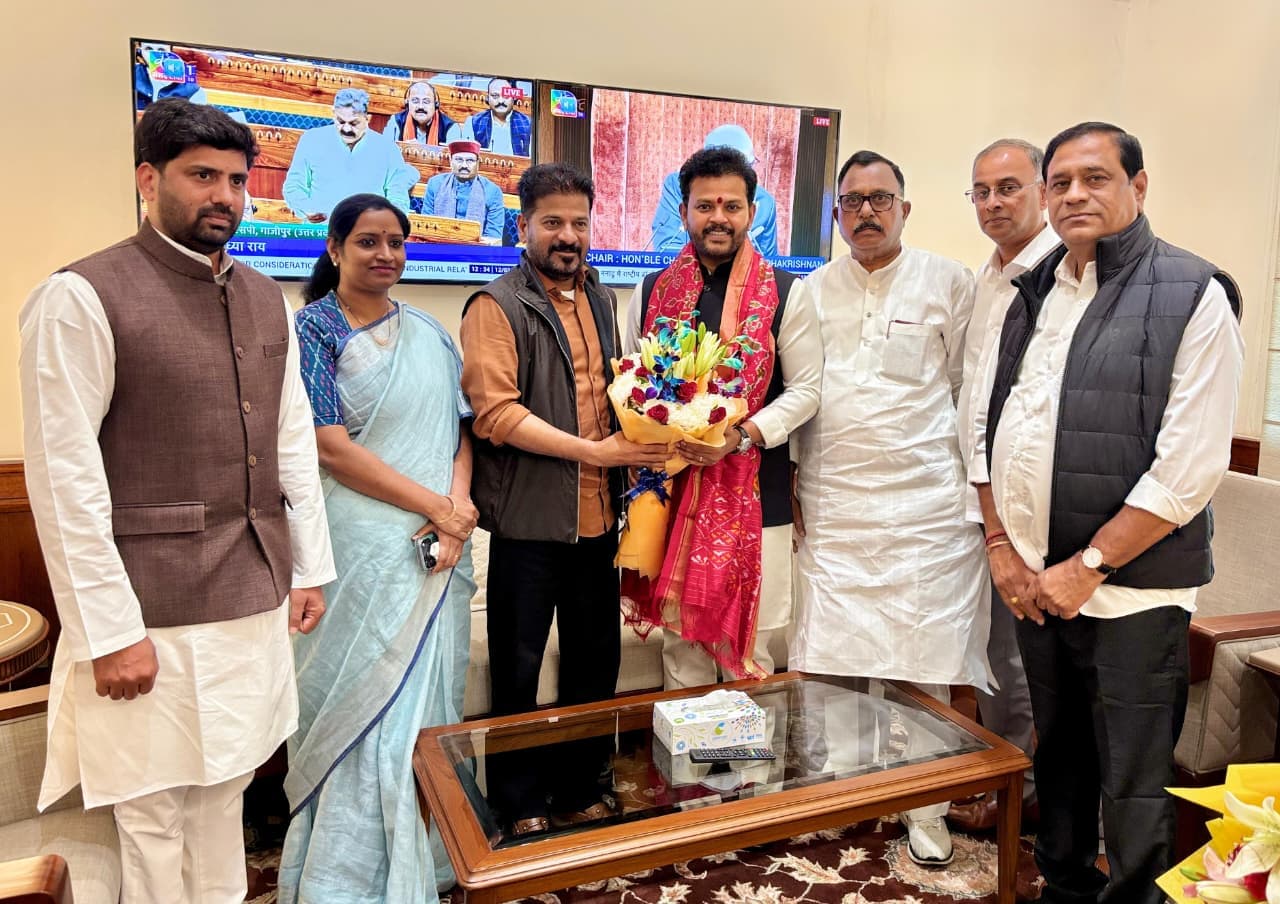 తెలంగాణ లో కొత్త ఎయిర్ పోర్ట్ లకు అనుమతులు ఇవ్వండి -కేంద్ర మంత్రి కి సీఎం వినతి