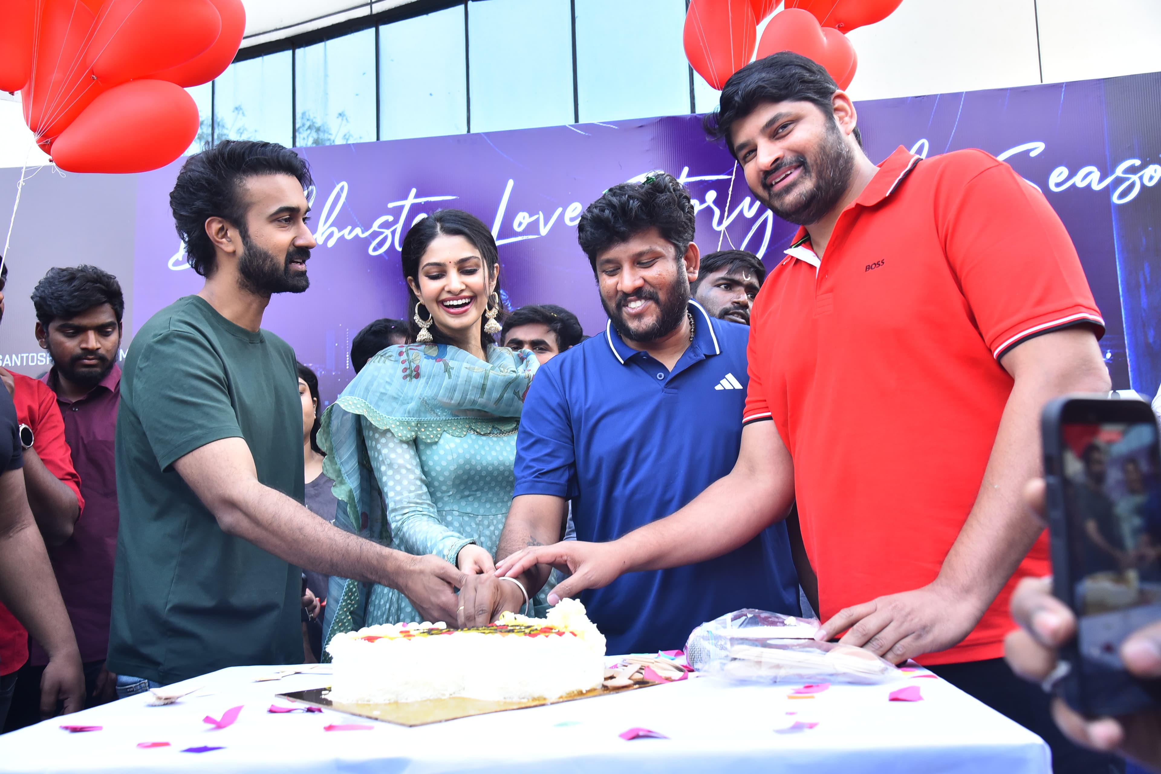 ‘కపుల్ ఫ్రెండ్లీ’ మూవీ సక్సెస్ సంబరాల్లో టీం