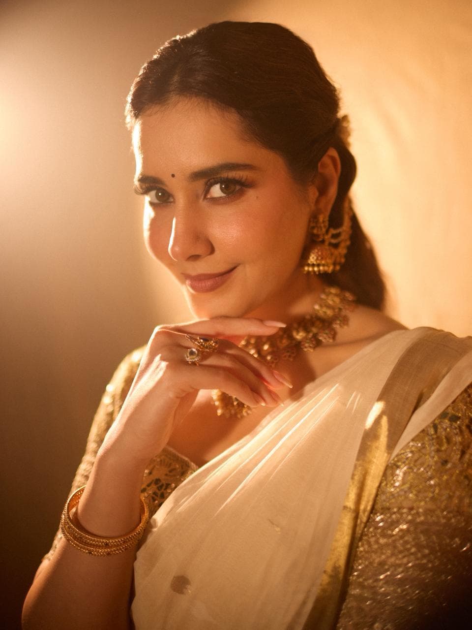 మహా శివరాత్రికి ‘శివ్ కైలాషోం కే వాసి’ పాటతో ఆకట్టుకున్న రాశీ ఖన్నా