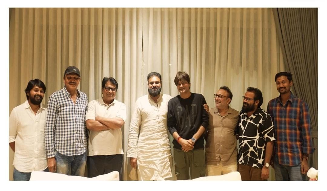 ఏపీ డిప్యూటీ సీఎంను కలిసిన డైరెక్టర్ హరీష్ శంకర్