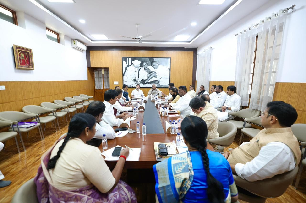 తెలంగాణ సీఎం, మంత్రులతో రాహుల్ గాంధీ, ఖర్గే సమావేశం