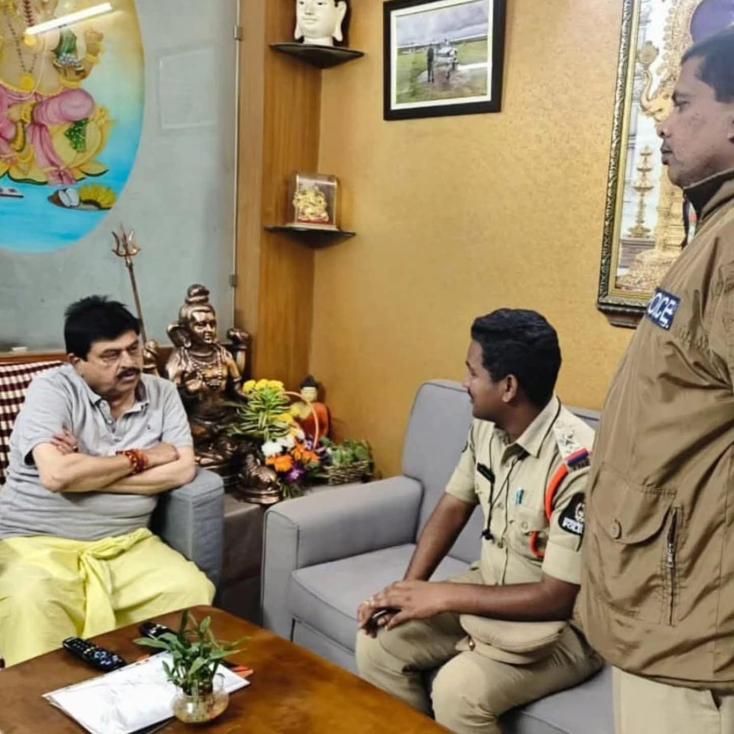 టి.బీజేపీ చీఫ్ రామచందర్ రావు నివాసం వద్ద ఉద్రిక్తత