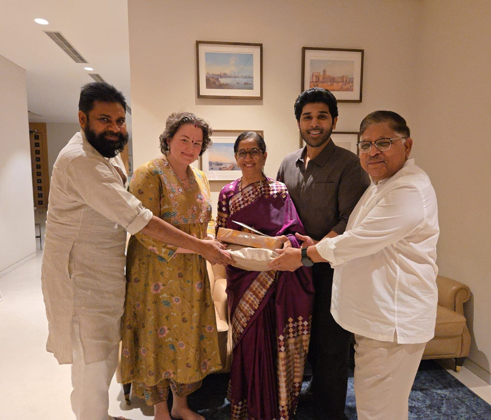 పవన్ కళ్యాణ్ కు పెళ్ళి కార్డ్ ఇచ్చిన అల్లు శిరీష్