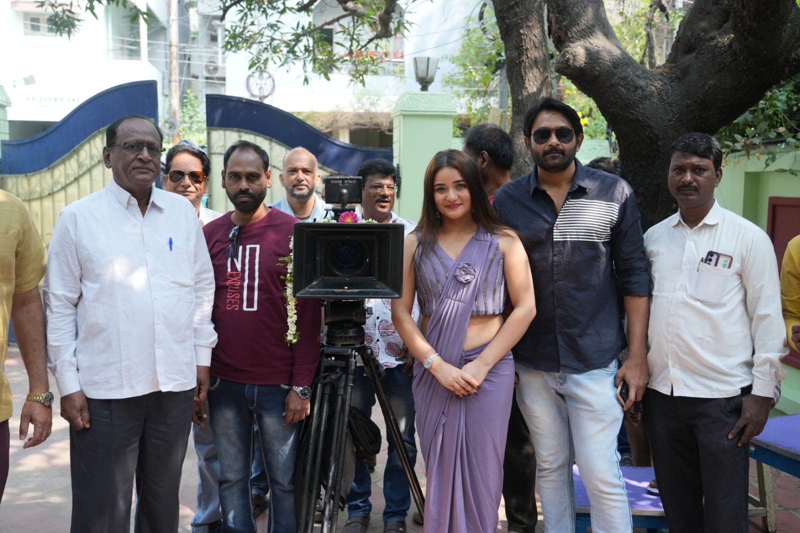 అంగరంగ వైభవ పూజా కార్యక్రమాలతో "వేటగాడు(వీడు క్రాక్ గాడు)" చిత్ర ప్రారంభం 