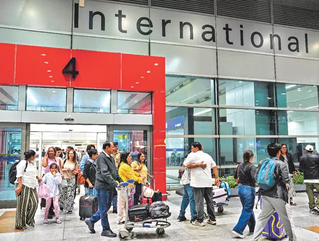 పశ్చిమాసియా ఉద్రిక్తతలతో విమానయానానికి అంతరాయం