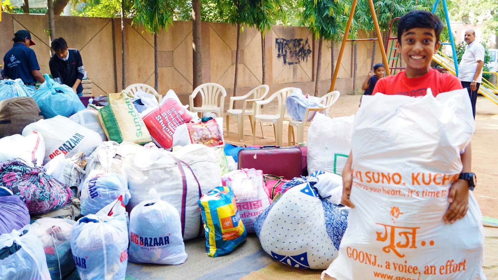 విశాఖలో ‘ఫ్రీ షాప్’ – ఉన్నవారిని లేనివారితో కలిపే దంపతుల సేవ!