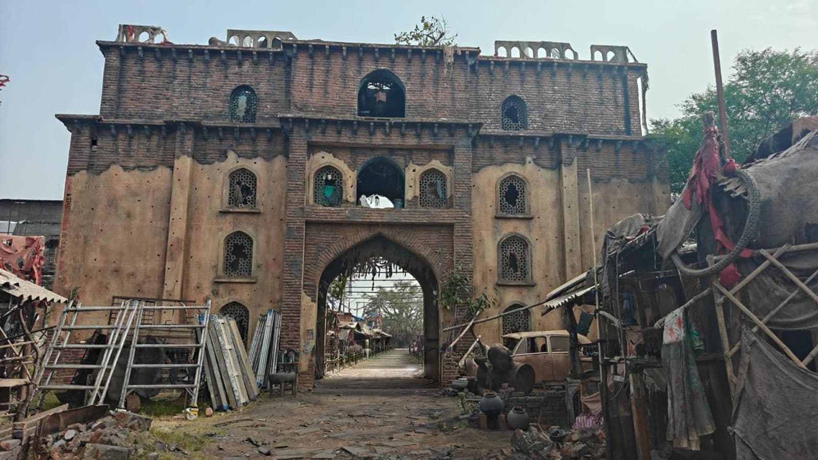 ప్యారడైజ్ ఆయాషేర్  సాంగ్ కు భారీ సెట్