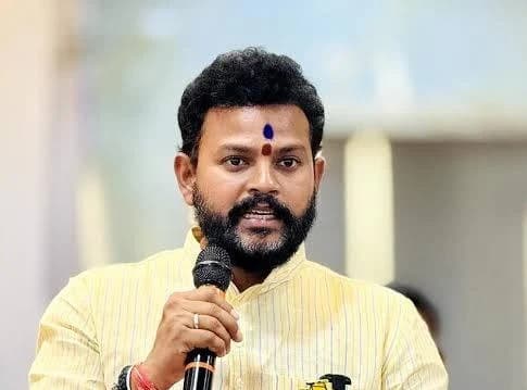 యుద్ధ ప్రభావం...విమాన సంస్థలపై కేంద్ర మంత్రి సమీక్ష