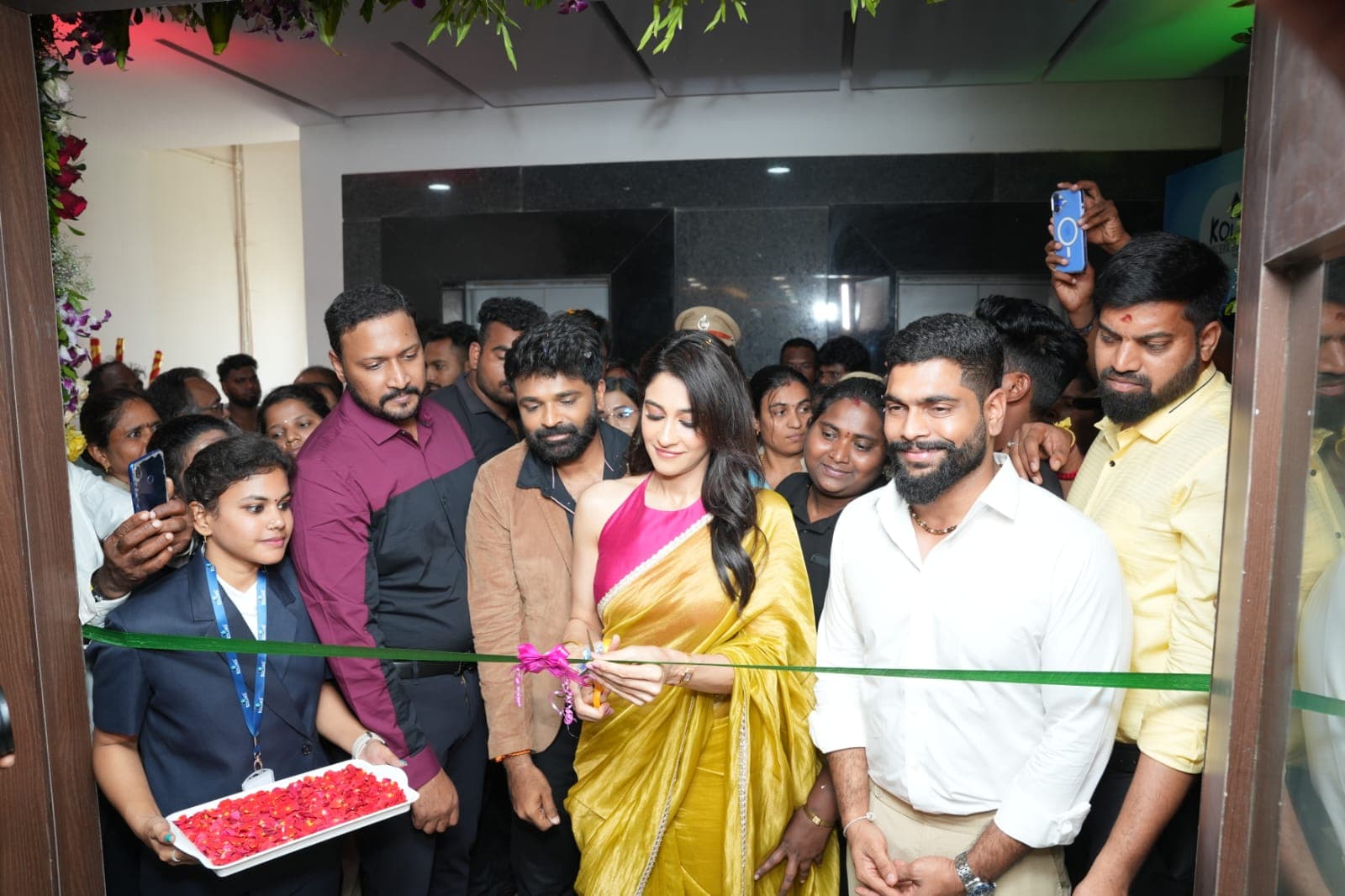 రెజీనా కసాండ్రా చేతుల మీదుగా కొత్త కేంద్రం ప్రారంభం..!