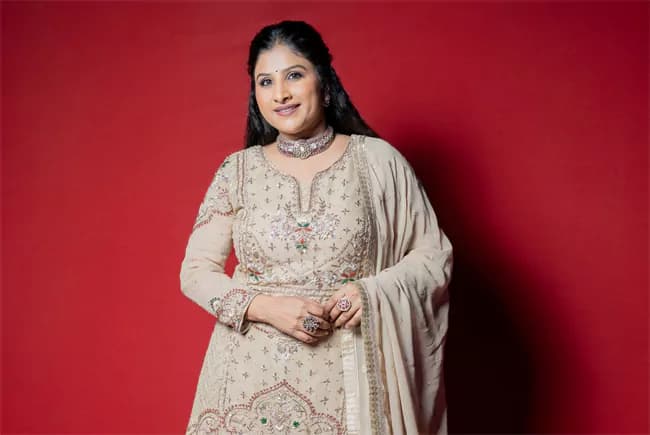 పాట వివాదంపై మంగ్లీ క్షమాపణ