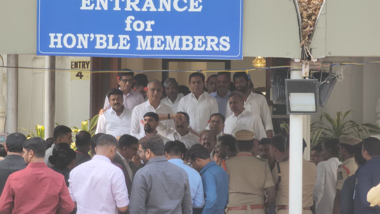 బడ్జెట్ పై బీఆర్ఎస్ ఎమ్మెల్యేల నిరసన