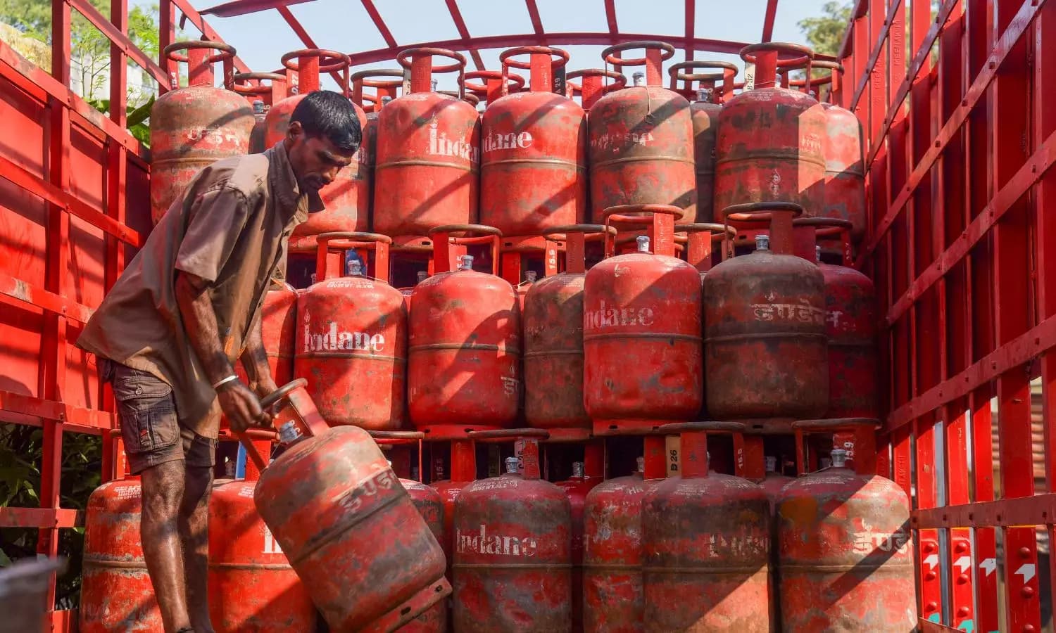 హైదరాబాద్‌లో ఇంధన కొరత లేదు… వీసీ సజ్జనార్