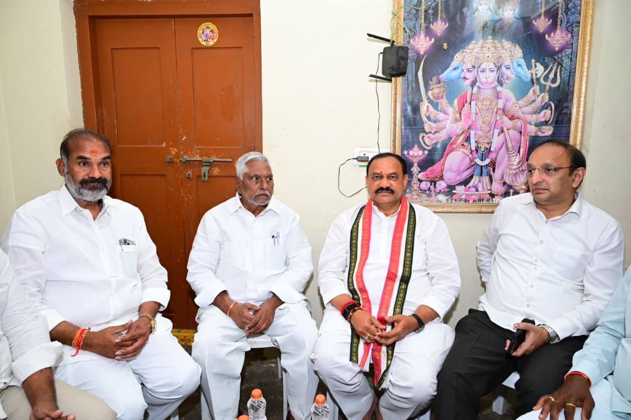 జీవన్ రెడ్డికి పీసీసీ చీఫ్ బుజ్జగింపులు 