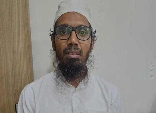 టెర్రరిస్ట్ అరెస్ట్: ఇంట్లోనే రైసిన్ తయారీ .... హైదరాబాదీ డాక్టర్ అరెస్ట్