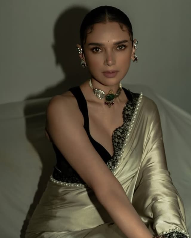 నకిలీ వాట్సాప్ మెసేజ్లు - అదితి పేరుతో ఎవరు మోసం చేస్తున్నారు?