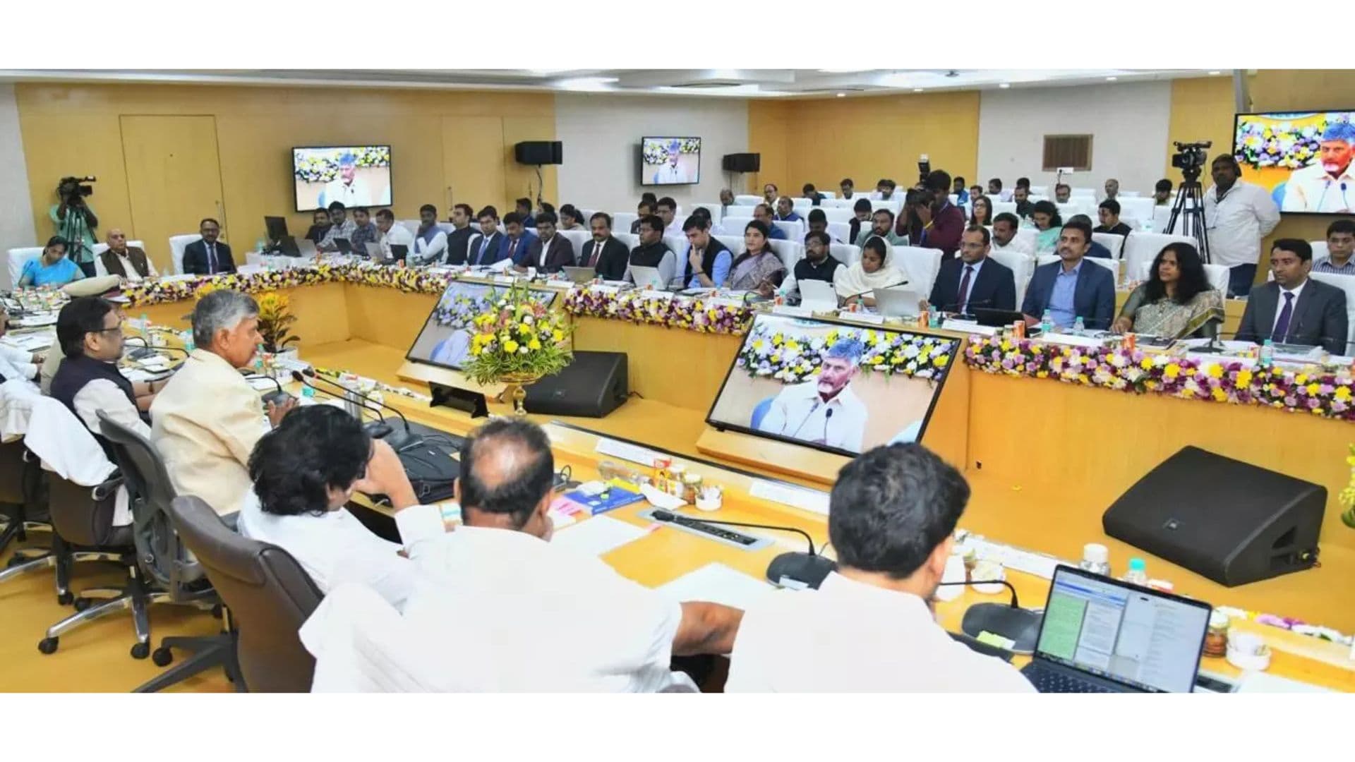 నాలెడ్జ్ తో పాటు విలువలు అవసరం: సీఎం చంద్రబాబు