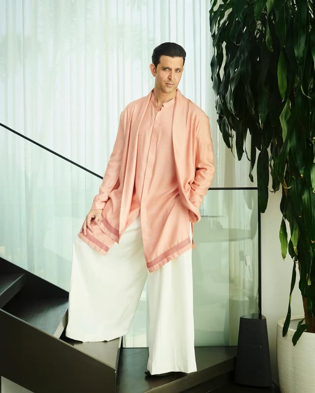 పాస్టల్ కుర్తాలో హృతిక్ రోషన్ స్టైలిష్ లుక్!