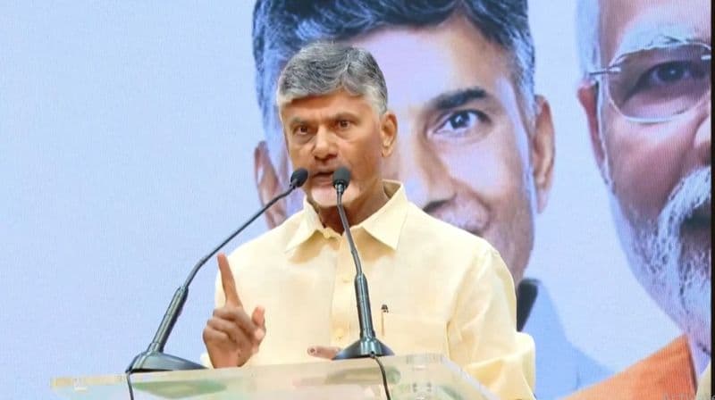 ఏపీ లో టీనేజ్ పిల్లలుకు సోషల్ మీడియా బ్యాన్, స్టడీ చేయాలని సీఎం ఆదేశాలు