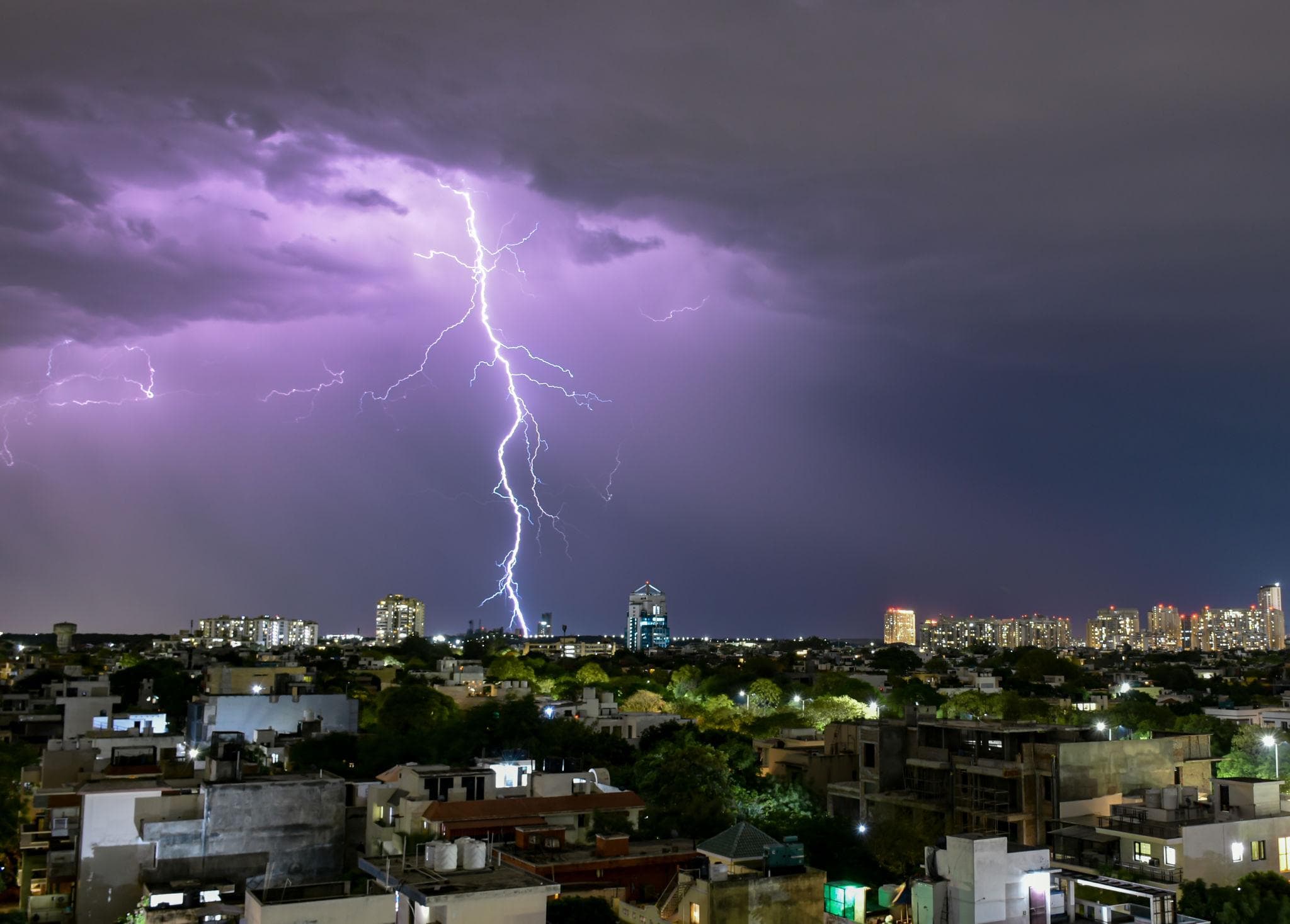 హైదరాబాద్కు ఉరుములు, మెరుపులతో భారీ వర్ష హెచ్చరిక.. పలు ప్రాంతాలకు అలర్ట్!